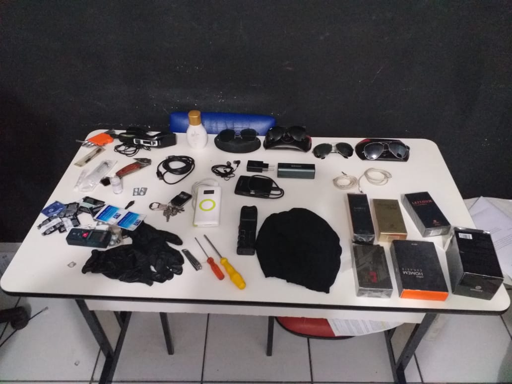 Parte do material encontrada na residência do acusado