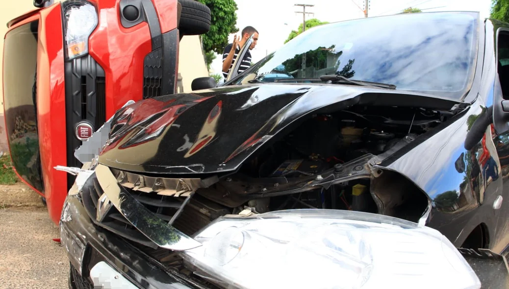 Carro capota após colisão 