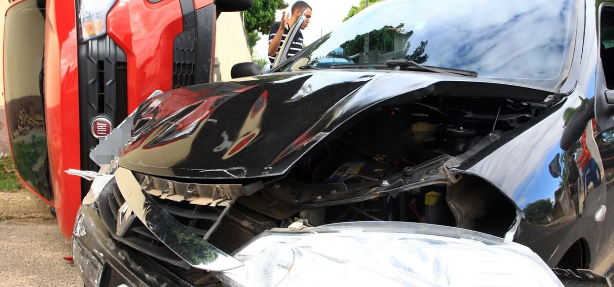 Carro capota após colisão 
