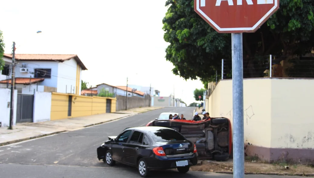 Motorista do Fiat Mobi não respeitou a sinalização 