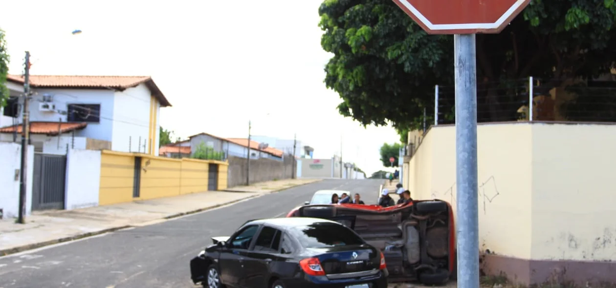 Motorista do Fiat Mobi não respeitou a sinalização 
