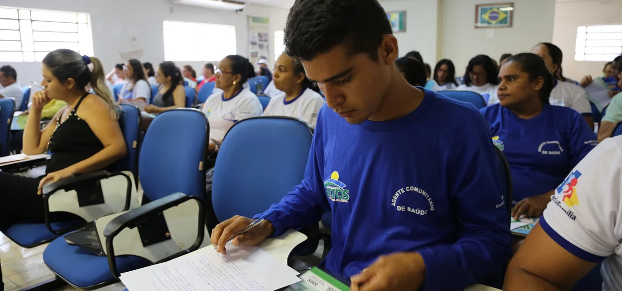 Jovem sendo capacitado 