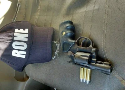Arma apreendida no veículo