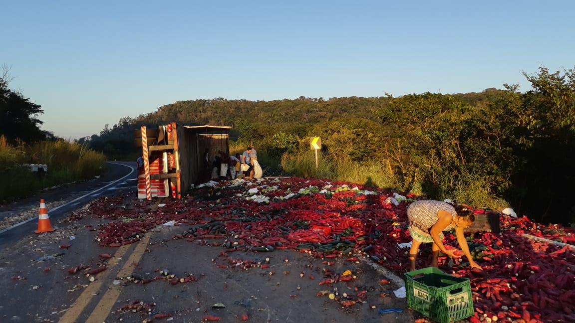 Caminhão com verduras tomba na BR 343 em Altos
