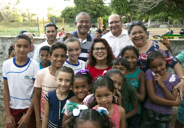 Prefeita Patrícia Leal entrega reforma de escola em Altos
