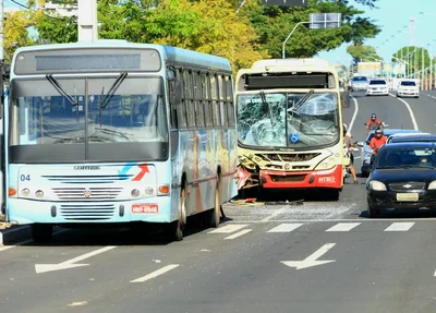Acidente envolvendo dois ônibus na Avenida João XXIII