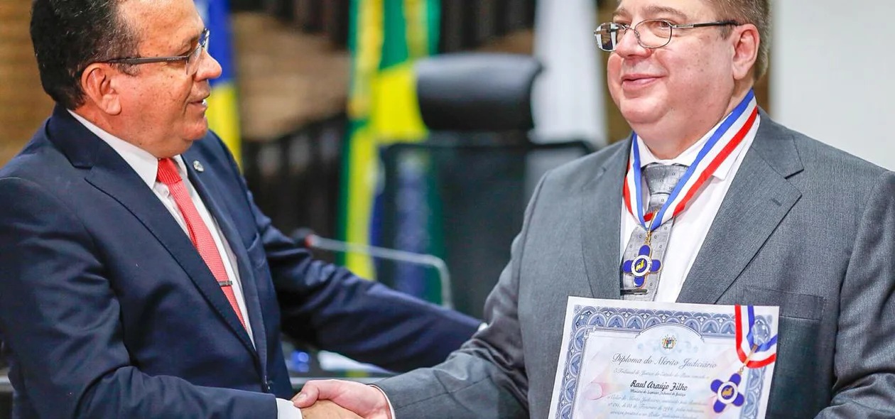 Presidente do TJ, desembargador Sebastião Ribeiro Martins entrega homenagem a ministro Raul Araújo Filho