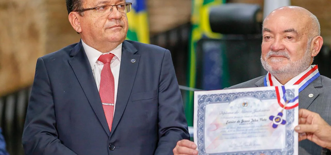 Sebastião Ribeiro Martins entrega homenagem no Tribunal de Justiça