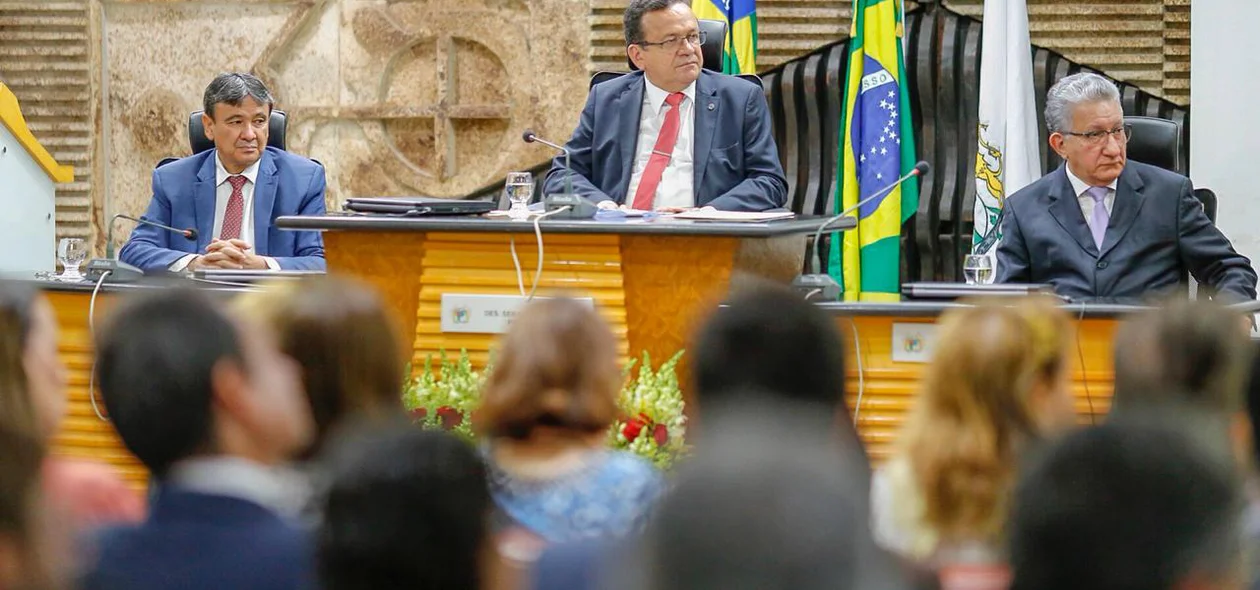 Wellington Dias e Sebastião Ribeiro Martins em solenidade no TJ