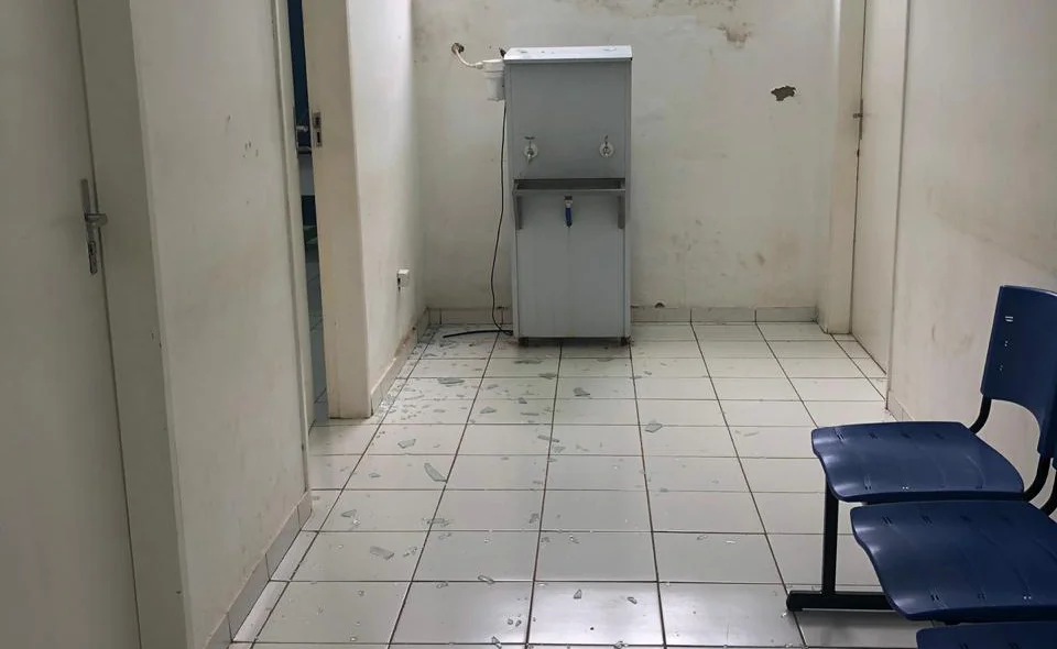 Bandidos quebraram as vidraças para entrar no posto de saúde 