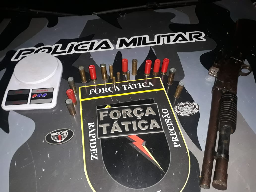 Munições e arma apreendida