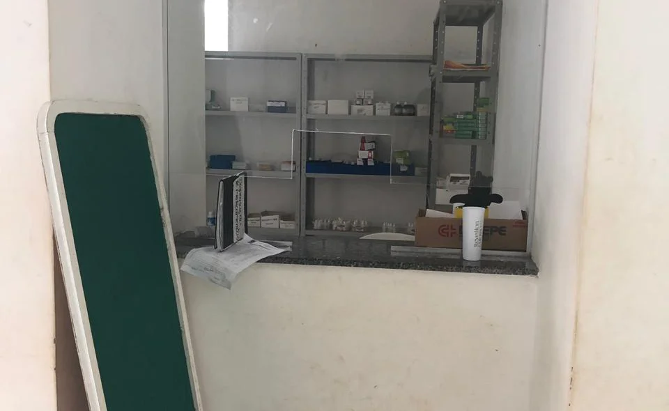 O posto de saúde não tem vigias 