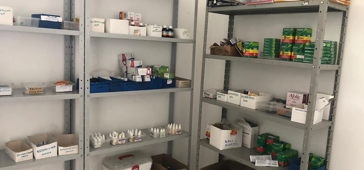 Os bandidos levaram medicamentos do local
