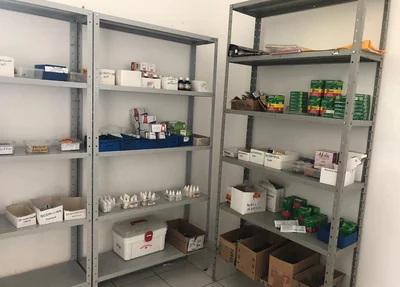 Os bandidos levaram medicamentos do local