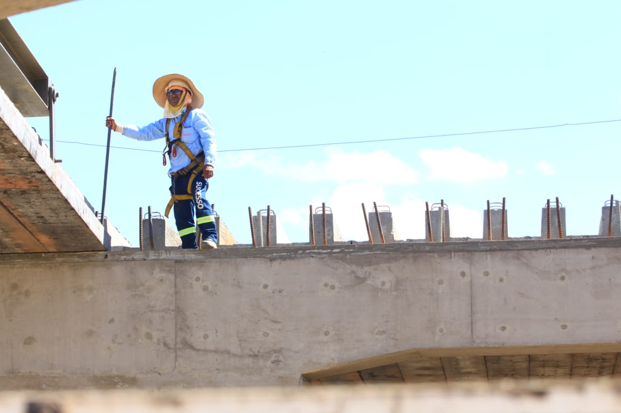 Instalação da estrutura de concreto no elevado da Tabuleta