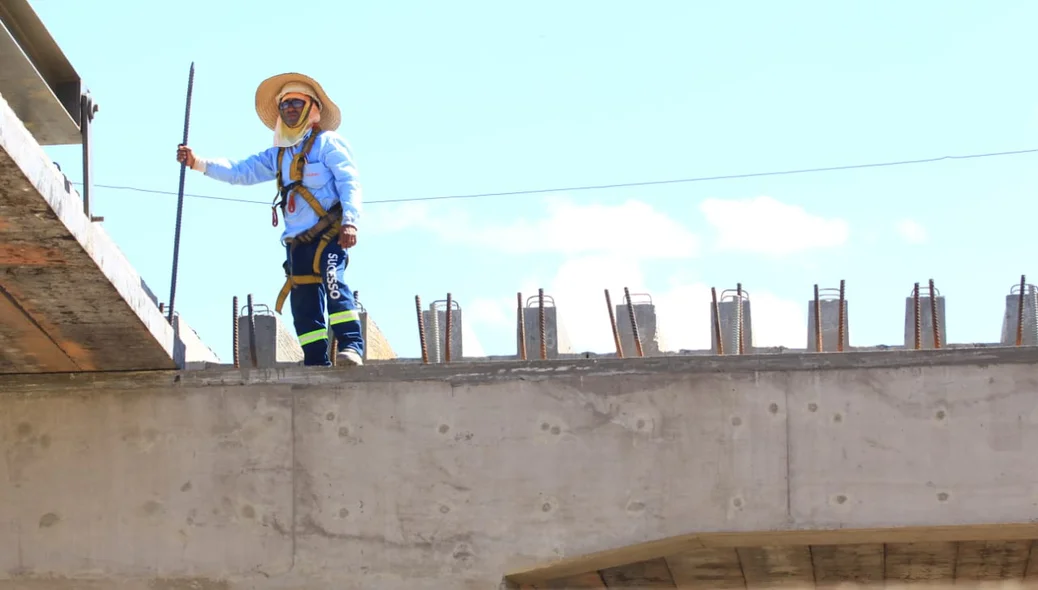Instalação da estrutura de concreto no elevado da Tabuleta