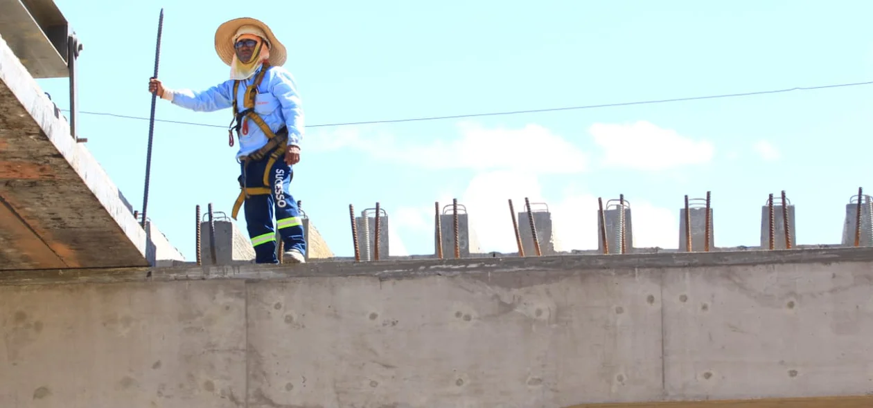 Instalação da estrutura de concreto no elevado da Tabuleta