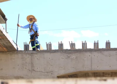 Instalação da estrutura de concreto no elevado da Tabuleta