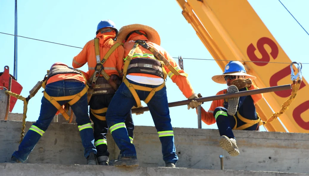 Trabalhadores na obra