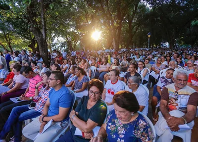 A missa começou às 16h