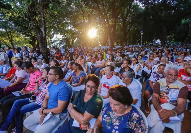 A missa começou às 16h