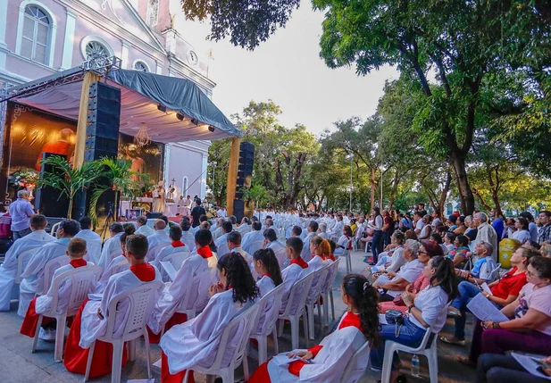 Missa e procissão em celebração ao Corpus Christi