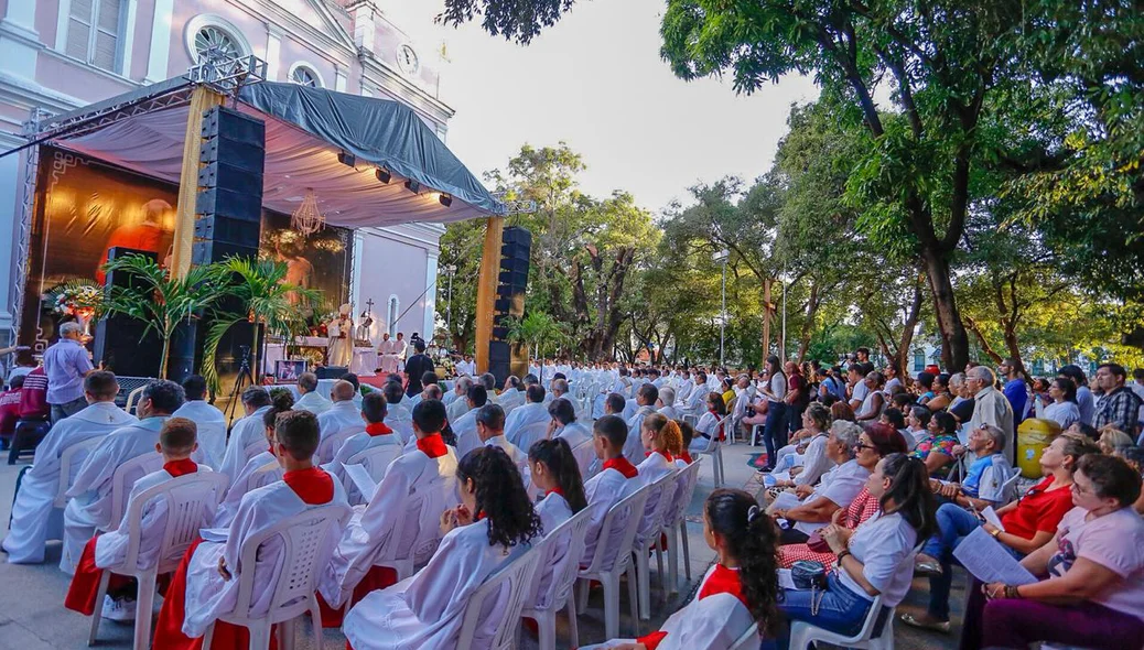 Após a missa, os fiéis seguem em uma procissão