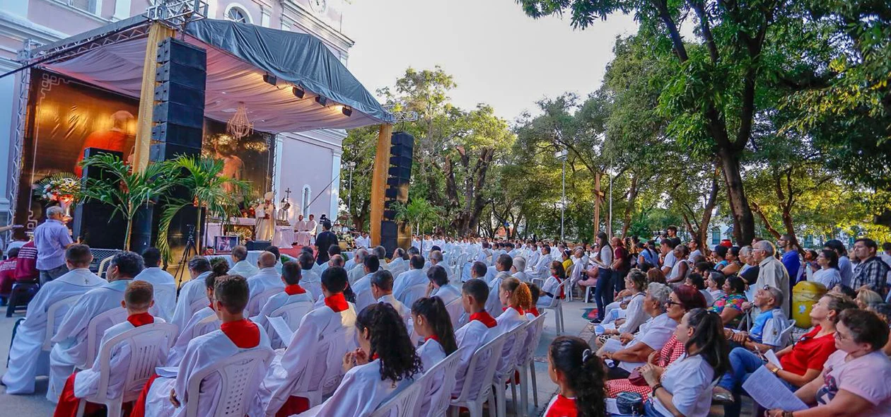 Após a missa, os fiéis seguem em uma procissão