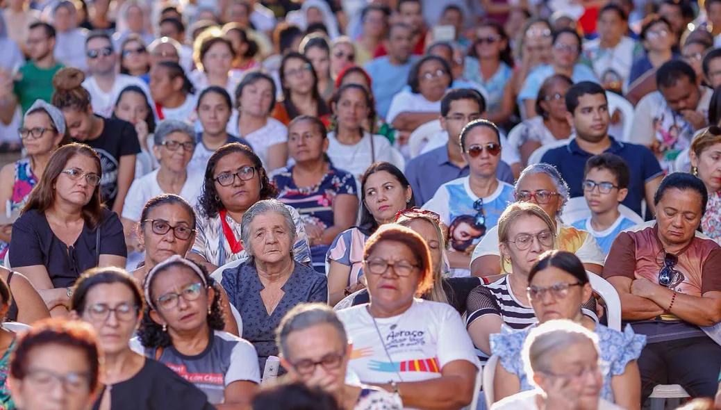Fiéis celebram durante a solenidade