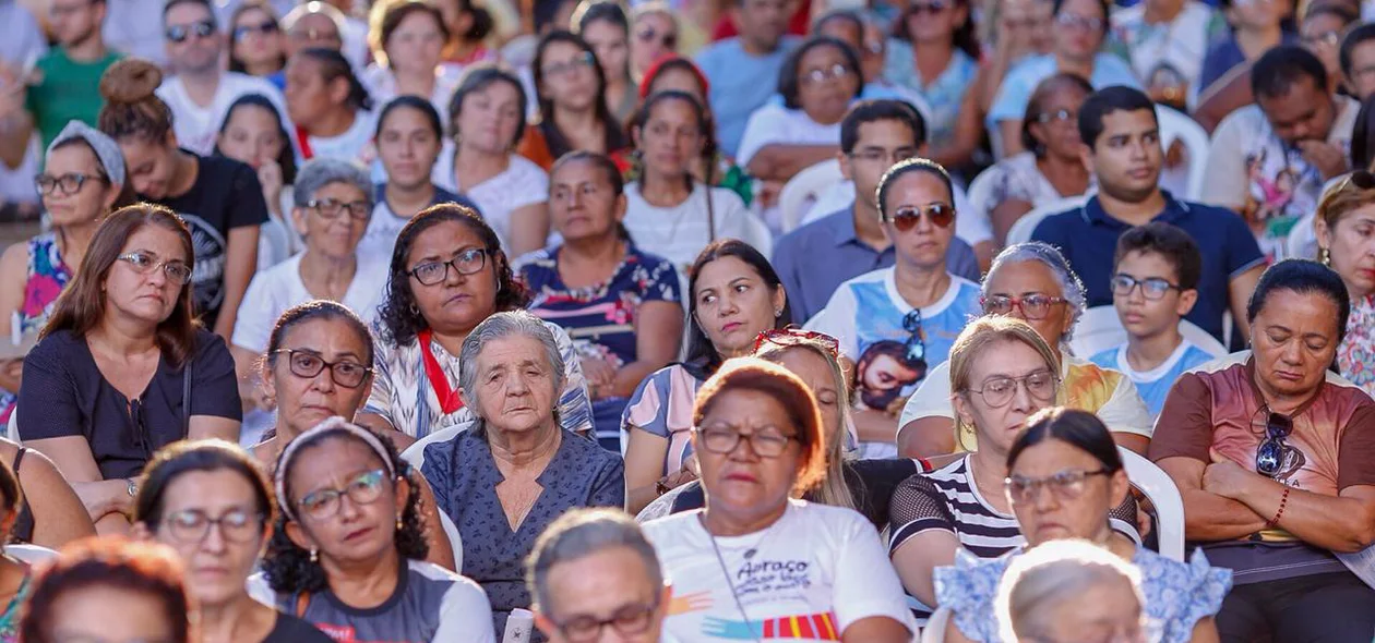 Fiéis celebram durante a solenidade