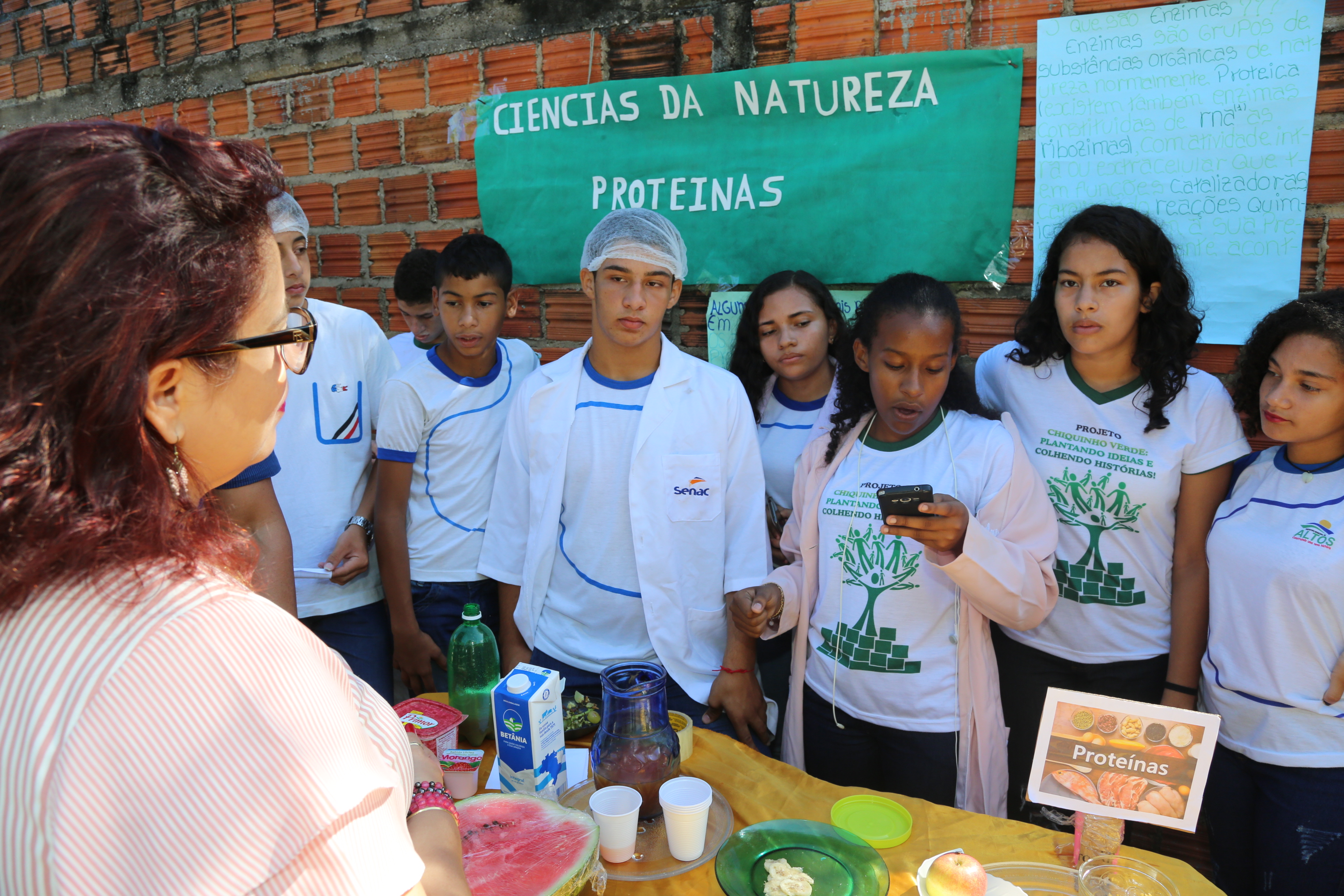 Prefeita Patrícia Leal com estudantes