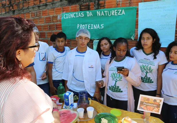 Prefeita Patrícia Leal com estudantes