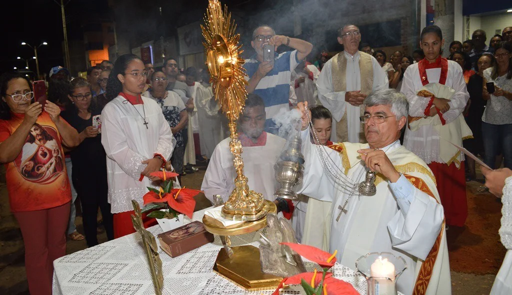 Dom Plínio conduz a celebração