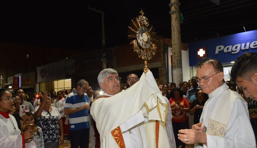 Dom Plínio ergue o Santíssimo Sacramento