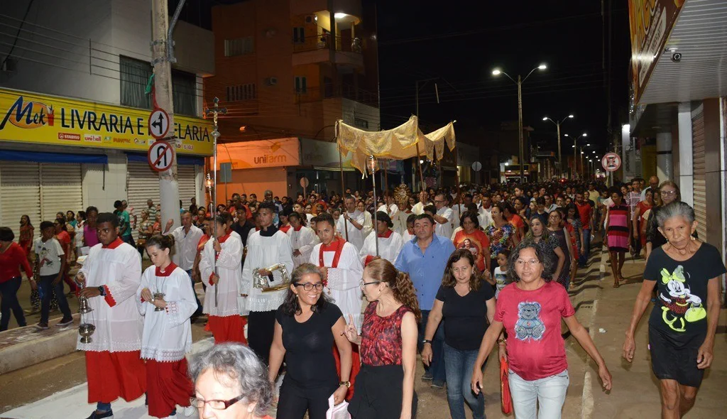 Fiéis acompanham procissão de Corpus Christi