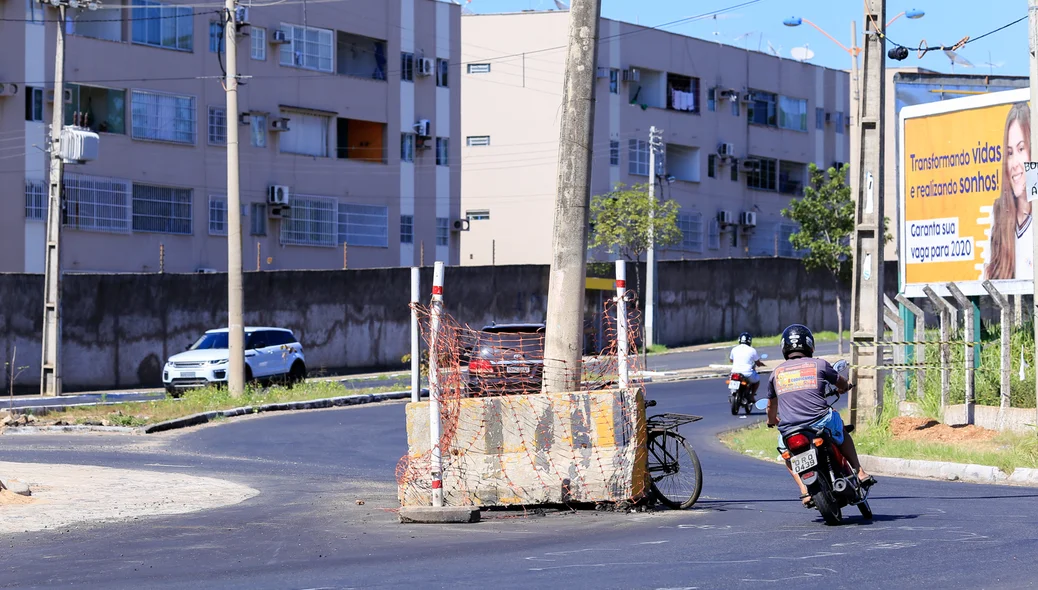 Motoqueiro passando pelo local