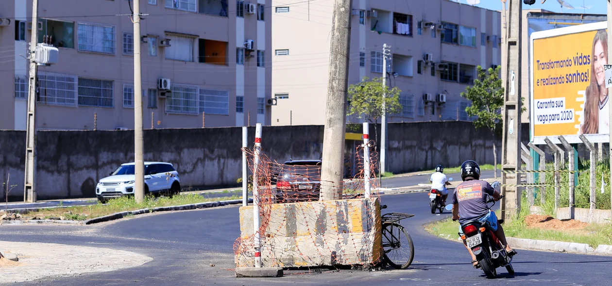 Motoqueiro passando pelo local
