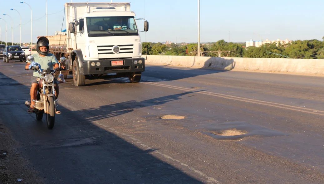 Motoristas dividem espaço com buracos