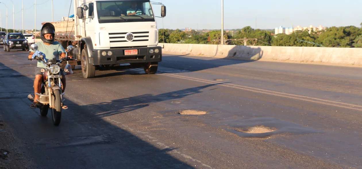 Motoristas dividem espaço com buracos