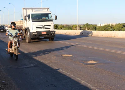 Motoristas dividem espaço com buracos