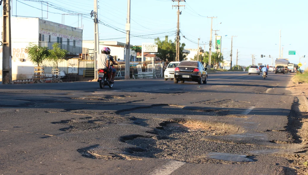 Motoristas precisam trafegar na pista contrária para evitar buracos