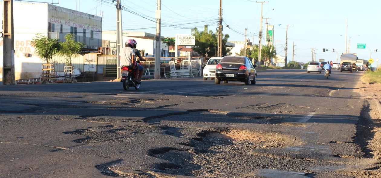 Motoristas precisam trafegar na pista contrária para evitar buracos