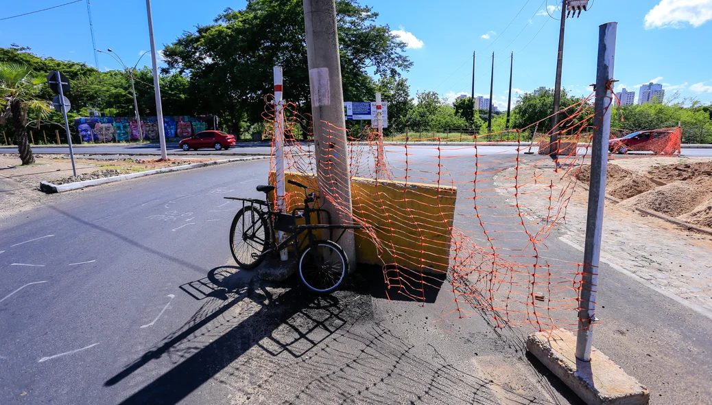 Poste e materiais de construções no meio da avenida