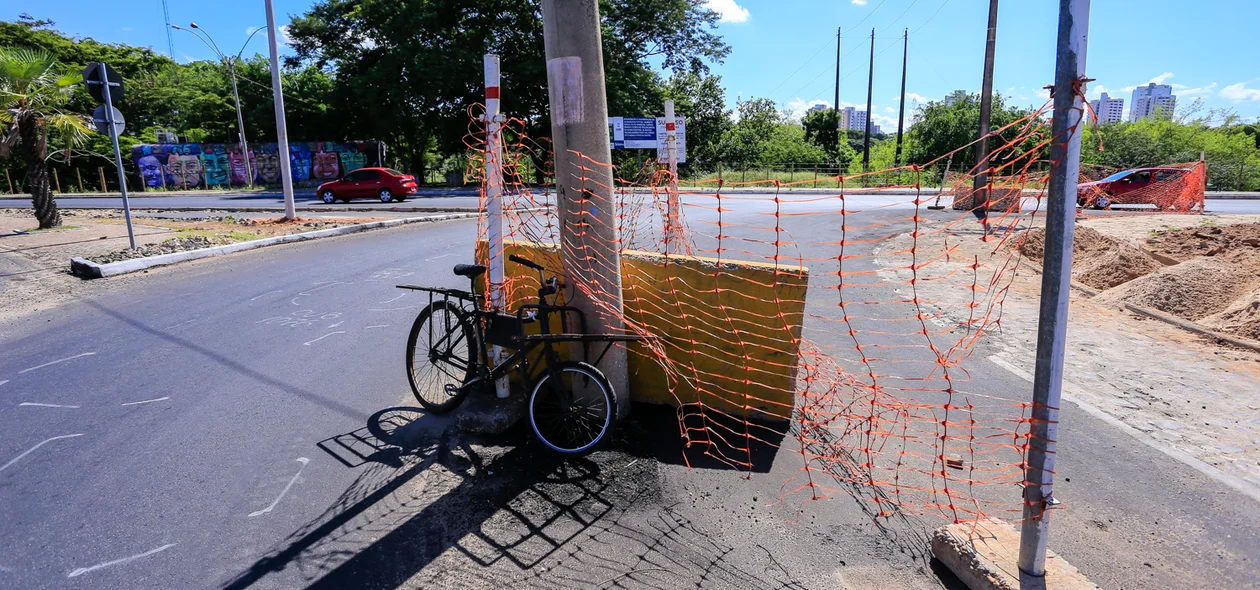 Poste e materiais de construções no meio da avenida