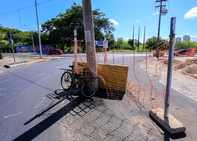 Poste e materiais de construções no meio da avenida