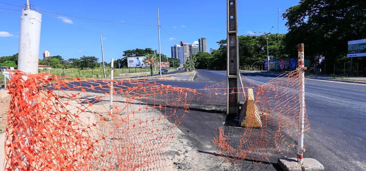 Poste no meio da avenida Marechal Castelo Branco