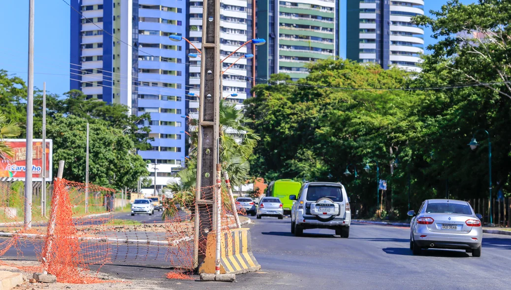 Poste no meio da avenida