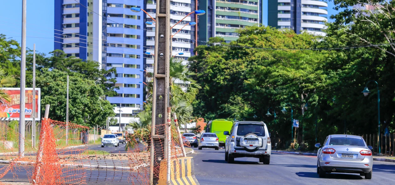 Poste no meio da avenida