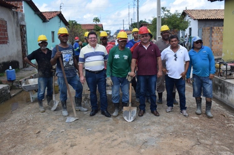Prefeito Professor Ribinha visita obras em Campo Maior
