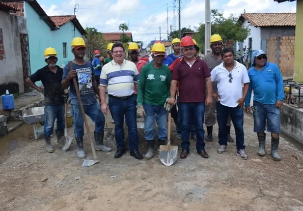 Prefeito Professor Ribinha visita obras em Campo Maior